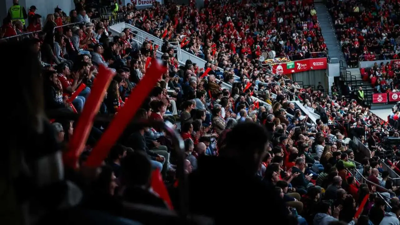 La Marea Roja disfrutando de un duelo de Euroliga. Fotograf&iacute;a: Esther Casas / Casademont Zaragoza.