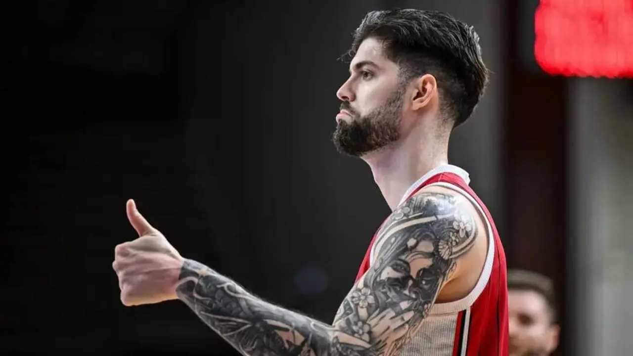Santi Yusta, durante el duelo ante el Dinamo Sassari. Fotograf&iacute;a: FIBA.