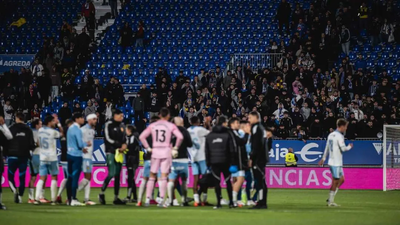 Jugadores ante la afici&oacute;n del Real Zaragoza / Marcos Cebri&aacute;n