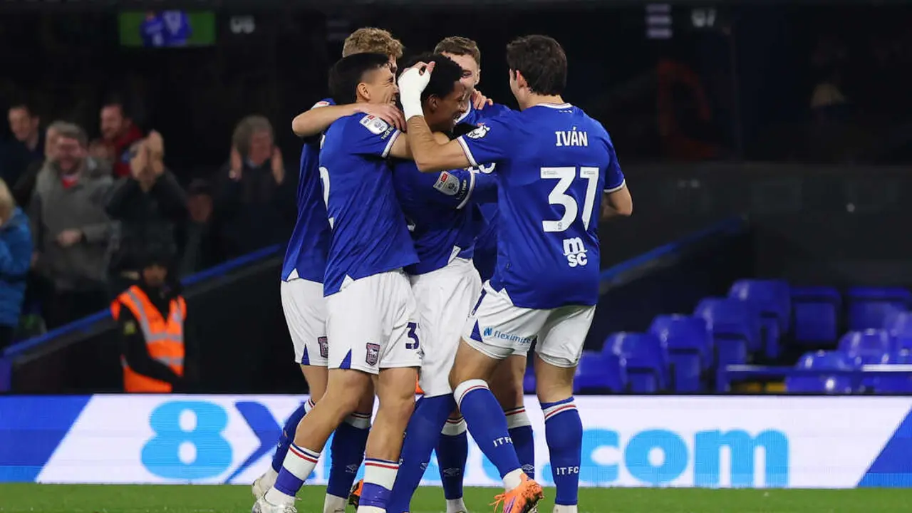 Iv&aacute;n Az&oacute;n junto a sus compa&ntilde;eros en el Ipswich Town