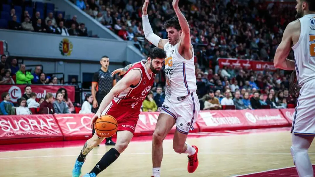 Santi Yusta intentando avanzar en el duelo ante Girona. Fotograf&iacute;a: Esther Casas / Casademont Zaragoza.