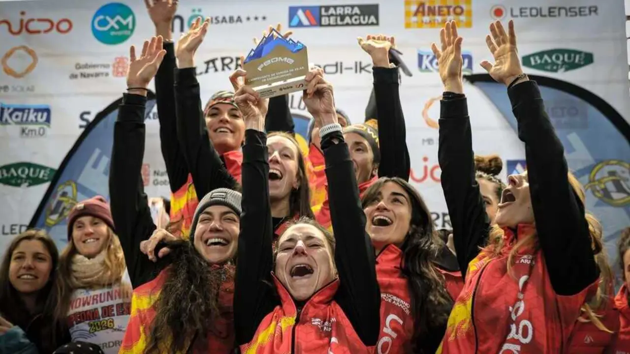 El equipo aragon&eacute;s festejando el triunfo. Fotograf&iacute;a: FAM.