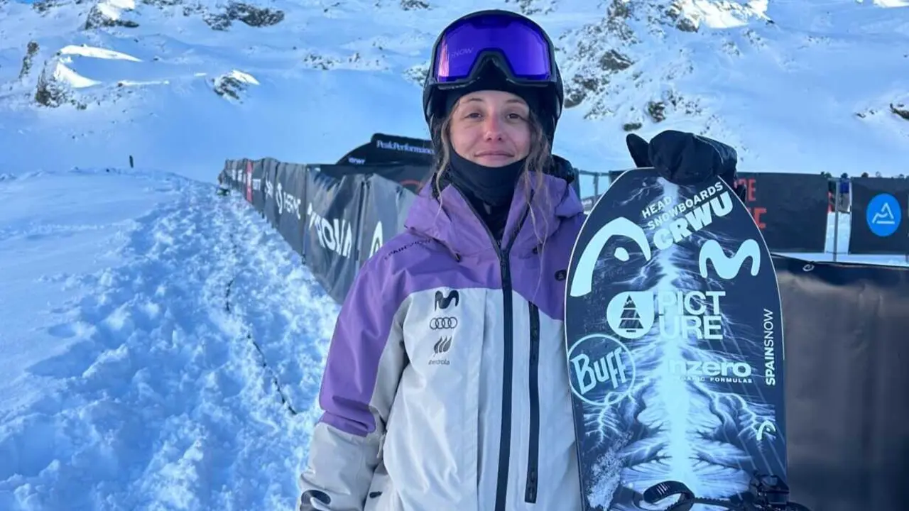 N&uacute;ria Cast&aacute;n en el Freeride World Tour 2026. Fotograf&iacute;a: Bewolfish.