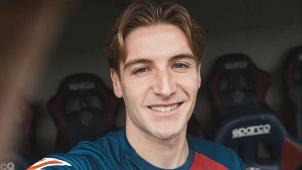 &Aacute;lex Cantero, ya posa como jugador de la SD Huesca. Fotograf&iacute;a: SDH.