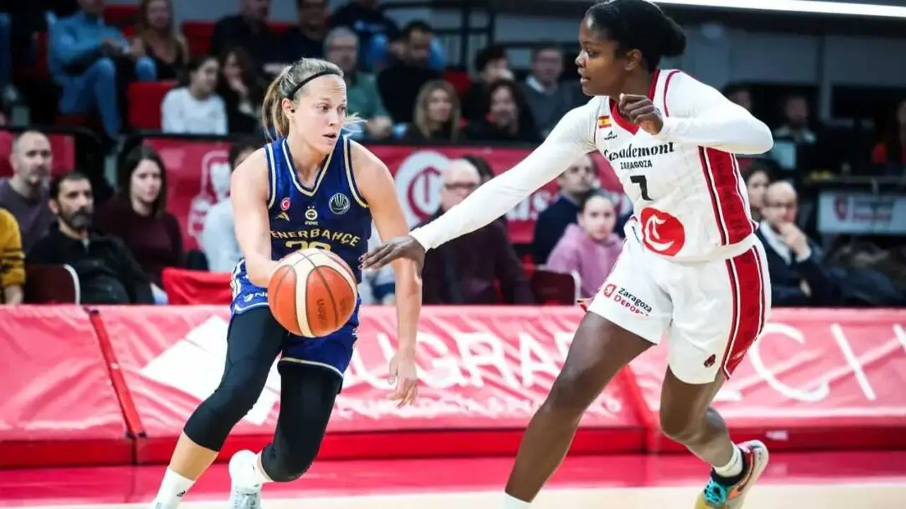 Nadia Fingall trata de robar un bal&oacute;n en la ida ante Fenerbah&ccedil;e en el Pr&iacute;ncipe Felipe. Fotograf&iacute;a: Esther Casas / Casademont Zaragoza.