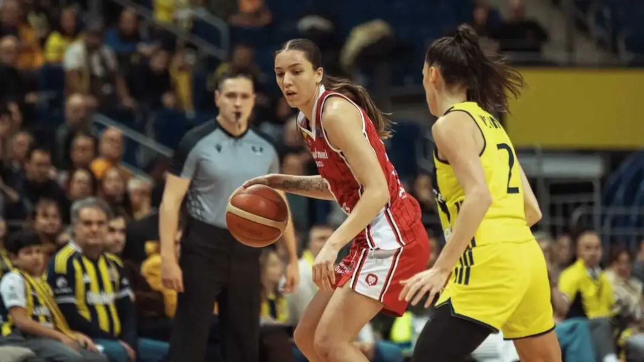 Helena Pueyo, durante el duelo de esta tarde ante Fenerbah&ccedil;e. Fotograf&iacute;a: FIBA.