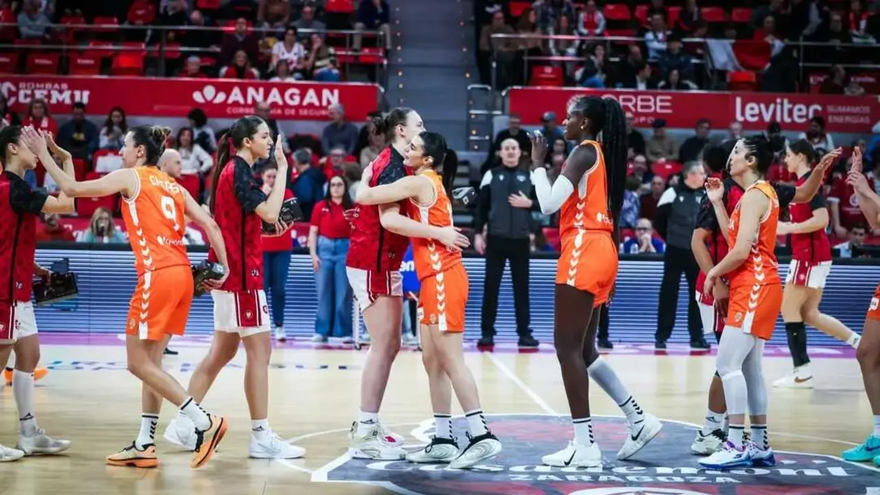 Saludo entre ambos equipos antes del duelo de Euroliga. Fotograf&iacute;a: Esther Casas / Casademont Zaragoza.