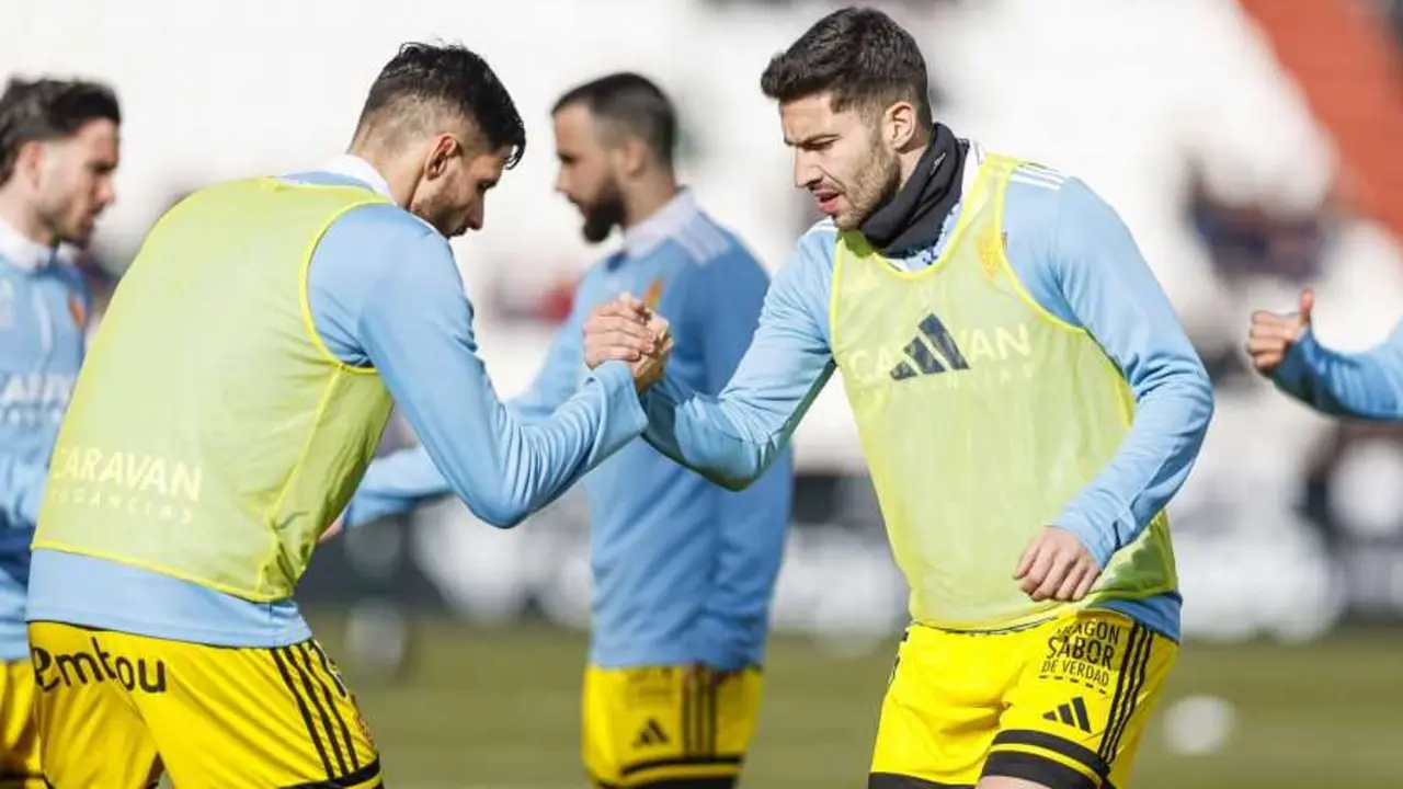 Kenan Kodro y Tachi en el calentamiento del Real Zaragoza / LaLiga