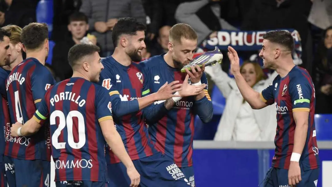 El Huesca celebra el gol ante el C&aacute;diz / LaLiga