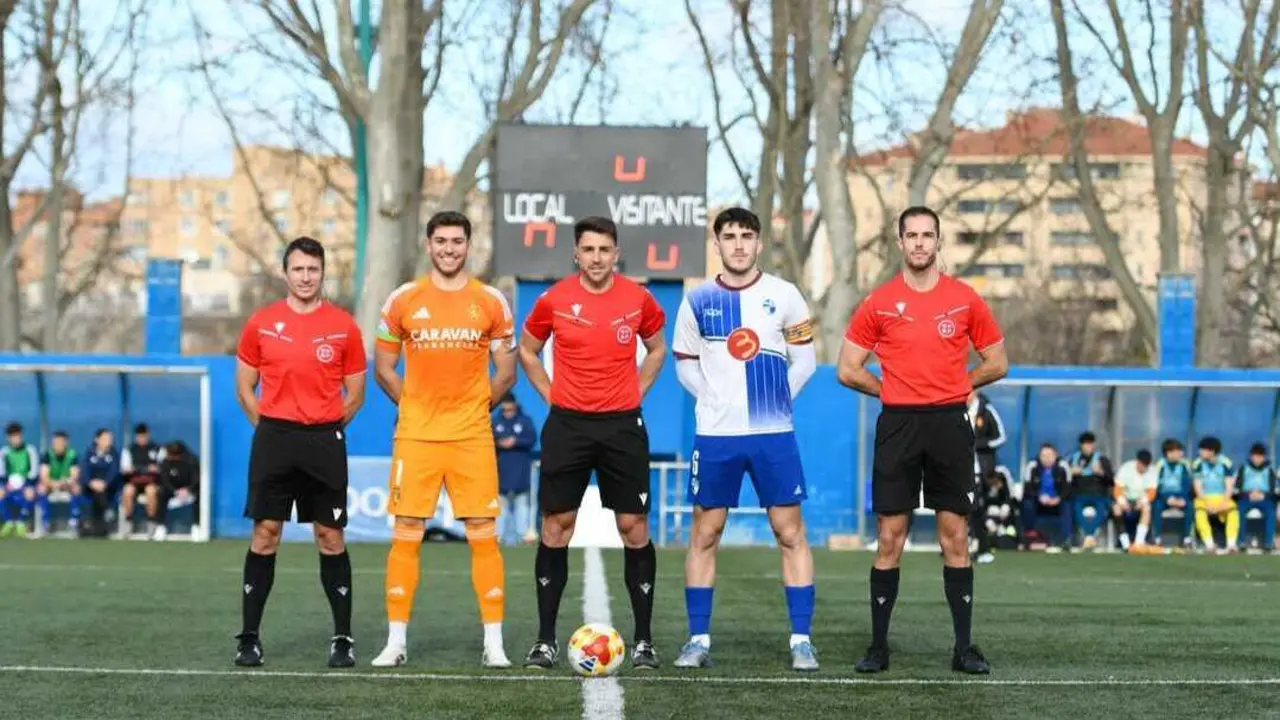 Capitanes del CD Ebro y Deportivo Arag&oacute;n instantes antes del inicio del duelo. Fotograf&iacute;a: CD Ebro.