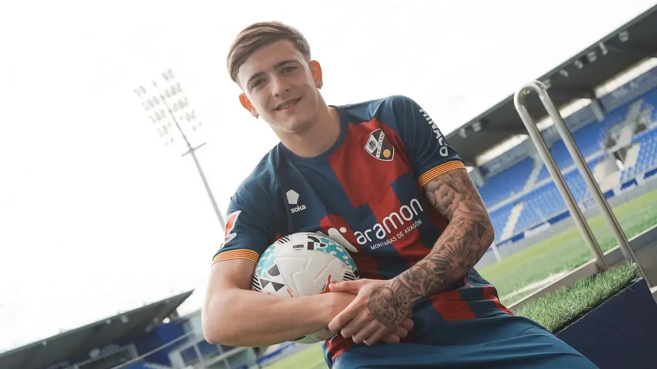 Gustavo Albarrac&iacute;n con la camiseta de la SD Huesca. Fotograf&iacute;a: SDH.