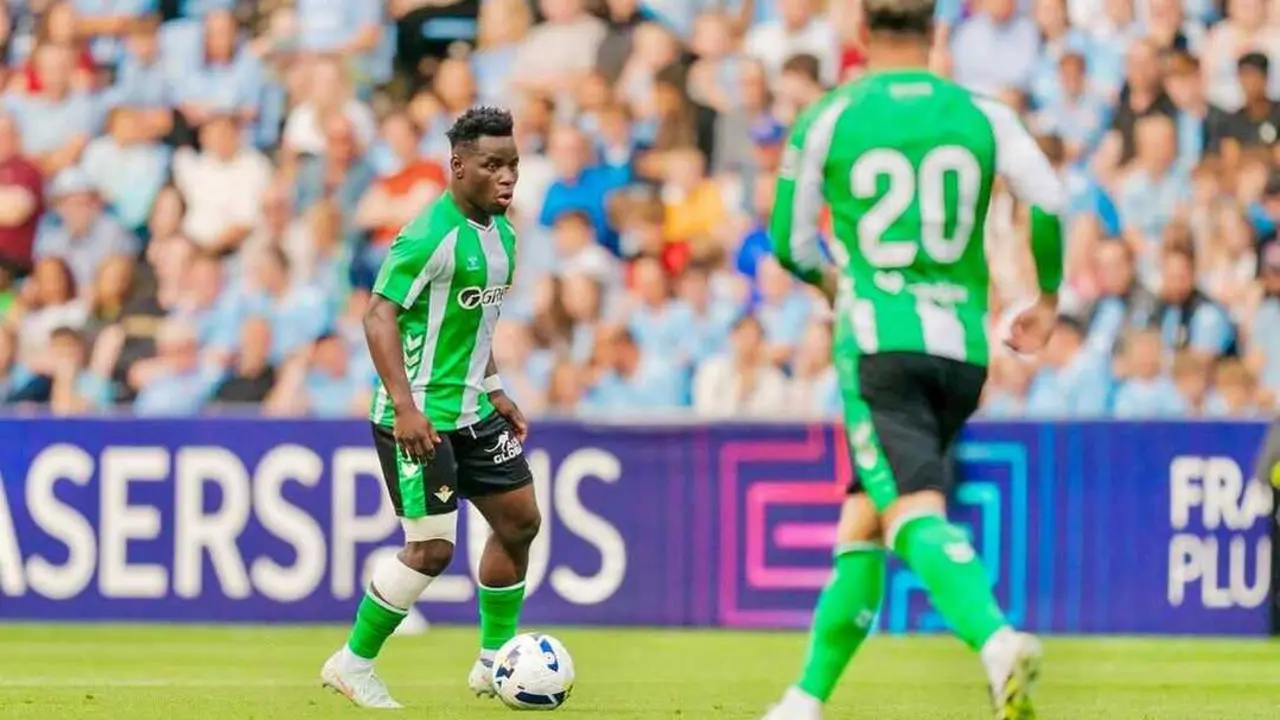 Mawuli Mensah en un partido con el Betis / @mawulimensah8