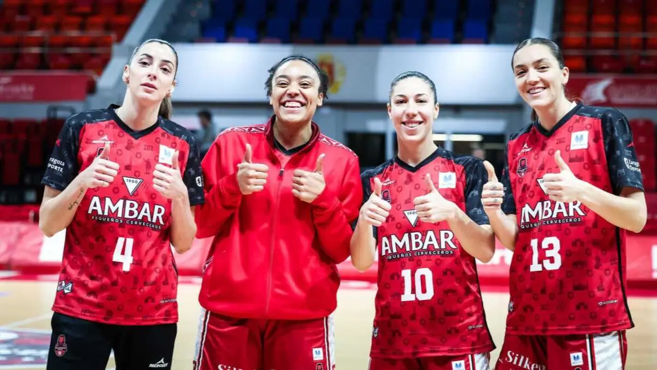 Mariona Ortiz, Helena Oma, Laia Flores y Helena Pueyo posan durante un entrenamiento. Fotograf&iacute;a: Esther Casas / Casademont Zaragoza.