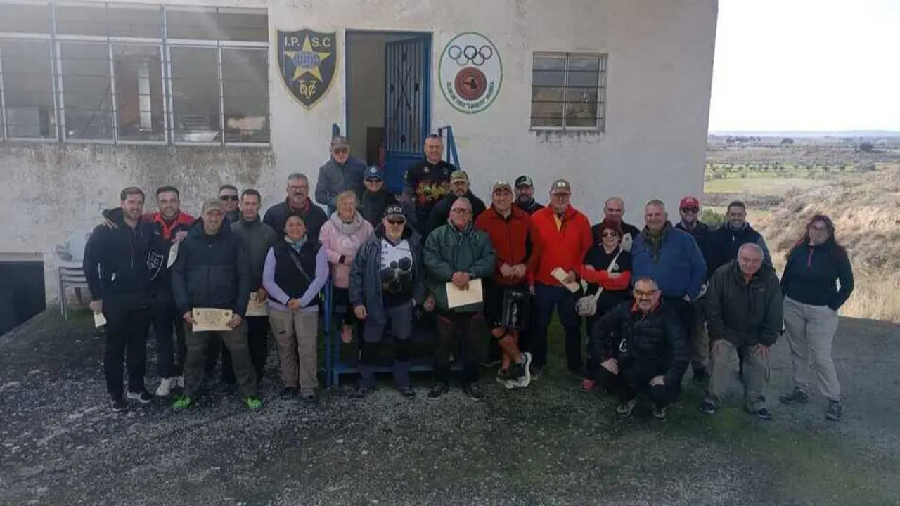 Foto de familia tras las pruebas.  Fotograf&iacute;a: Club de Tiro Loreto.