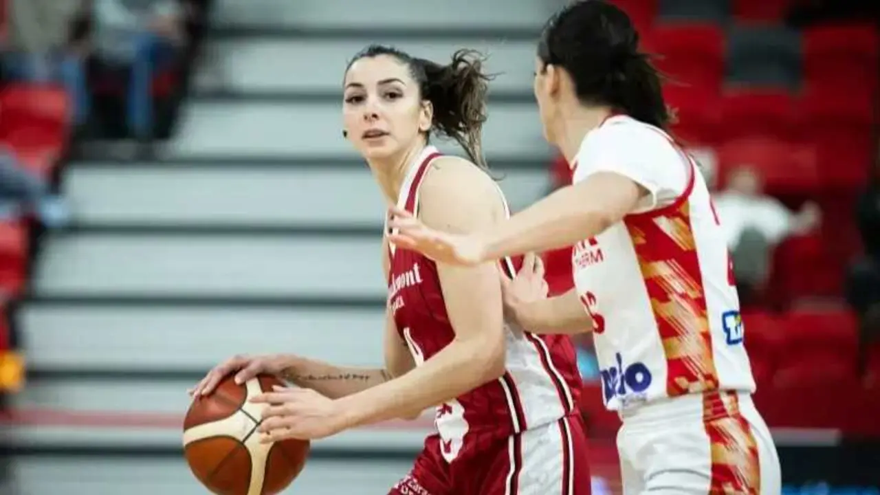 Mariona Ortiz busca un pase durante el duelo de ida ante el DVTK. Fotograf&iacute;a: FIBA.