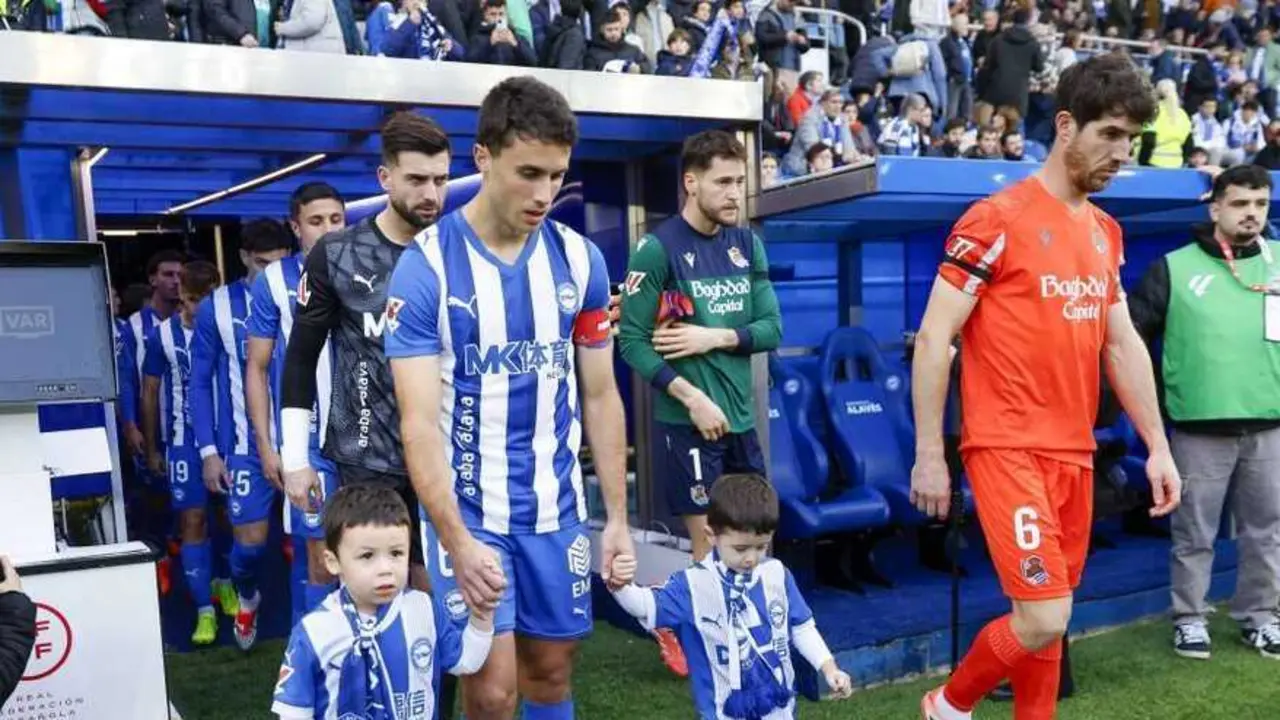 Jugadores de Alav&eacute;s y Real Sociedad saliendo al campo en el &uacute;ltimo encuentro entre ambos / LaLiga