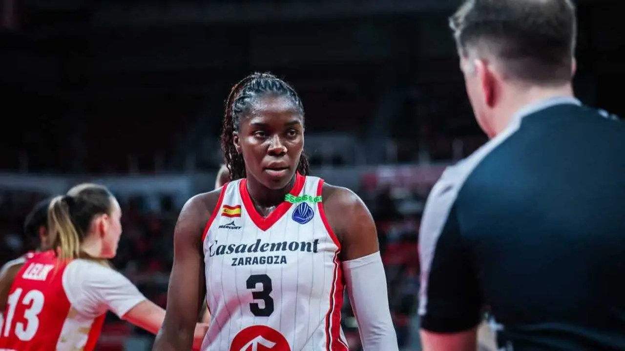 Ornella Bankol&eacute;, durante el duelo ante el DVTK. Fotograf&iacute;a: Esther Casas / Casademont Zaragoza.