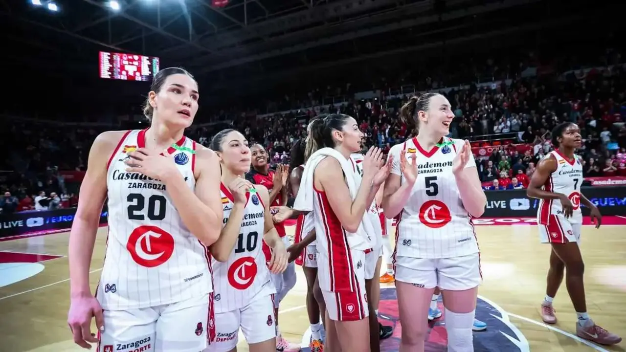 El Casademont Zaragoza tras vencer al DVTK y clasificarse al 'play-in' de la Euroliga. Fotograf&iacute;a: Esther Casas / Casademont Zaragoza.