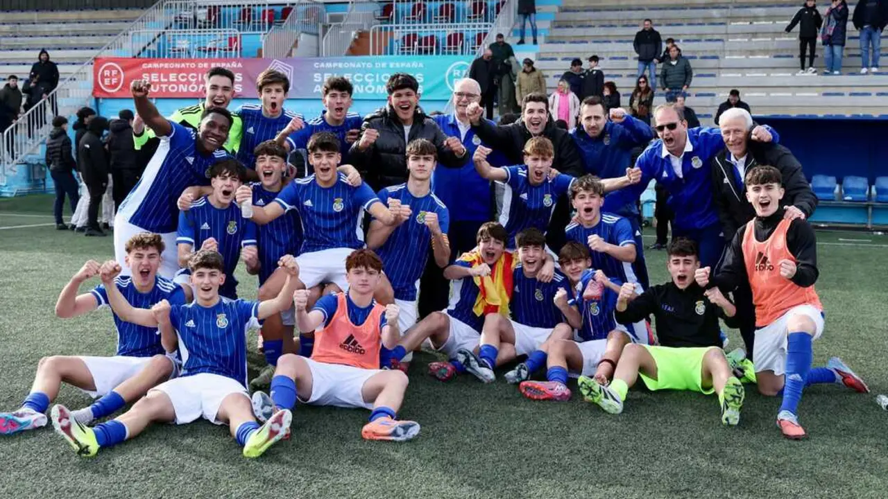 La Seleccion Aragonesa sub16 celebra su triunfo / RUB&Eacute;N LOSADA (FutbolArag&oacute;n)