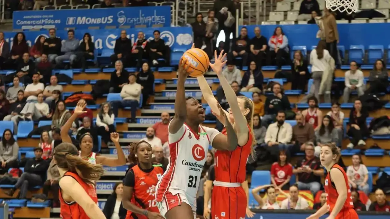 Aminata Gueye trata de anotar en la pintura ante Ensino Lugo. Fotograf&iacute;a: FEB.