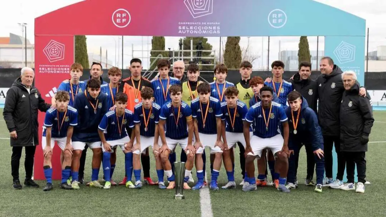La selecci&oacute;n aragonesa posa con gesto serio tras quedar segunda. Fotograf&iacute;a: RFAF.