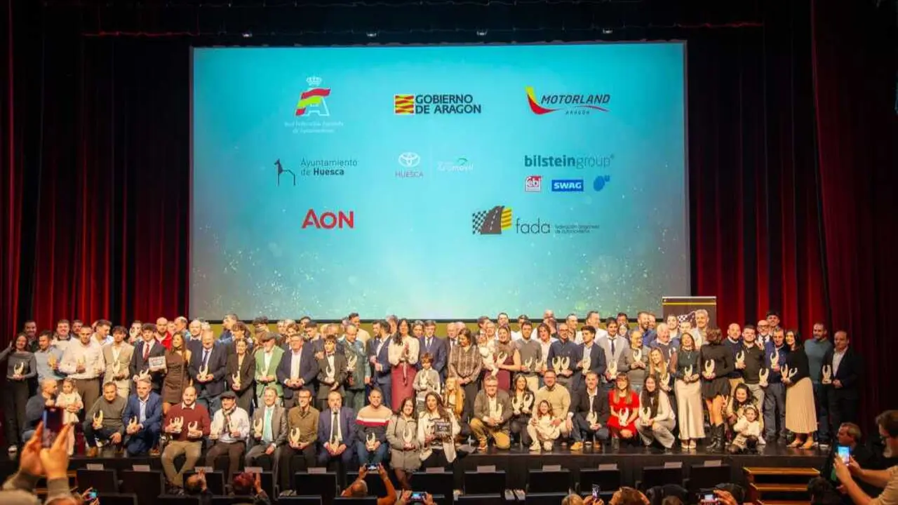 Foto de familia a la conclusi&oacute;n del acto. Fotograf&iacute;a: FADA.