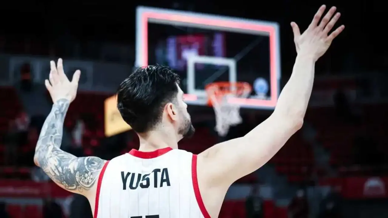 Santi Yusta, capit&aacute;n del Casademont Zaragoza, saludando a la afici&oacute;n. Fotograf&iacute;a: Esther Casas / Casademont Zaragoza.