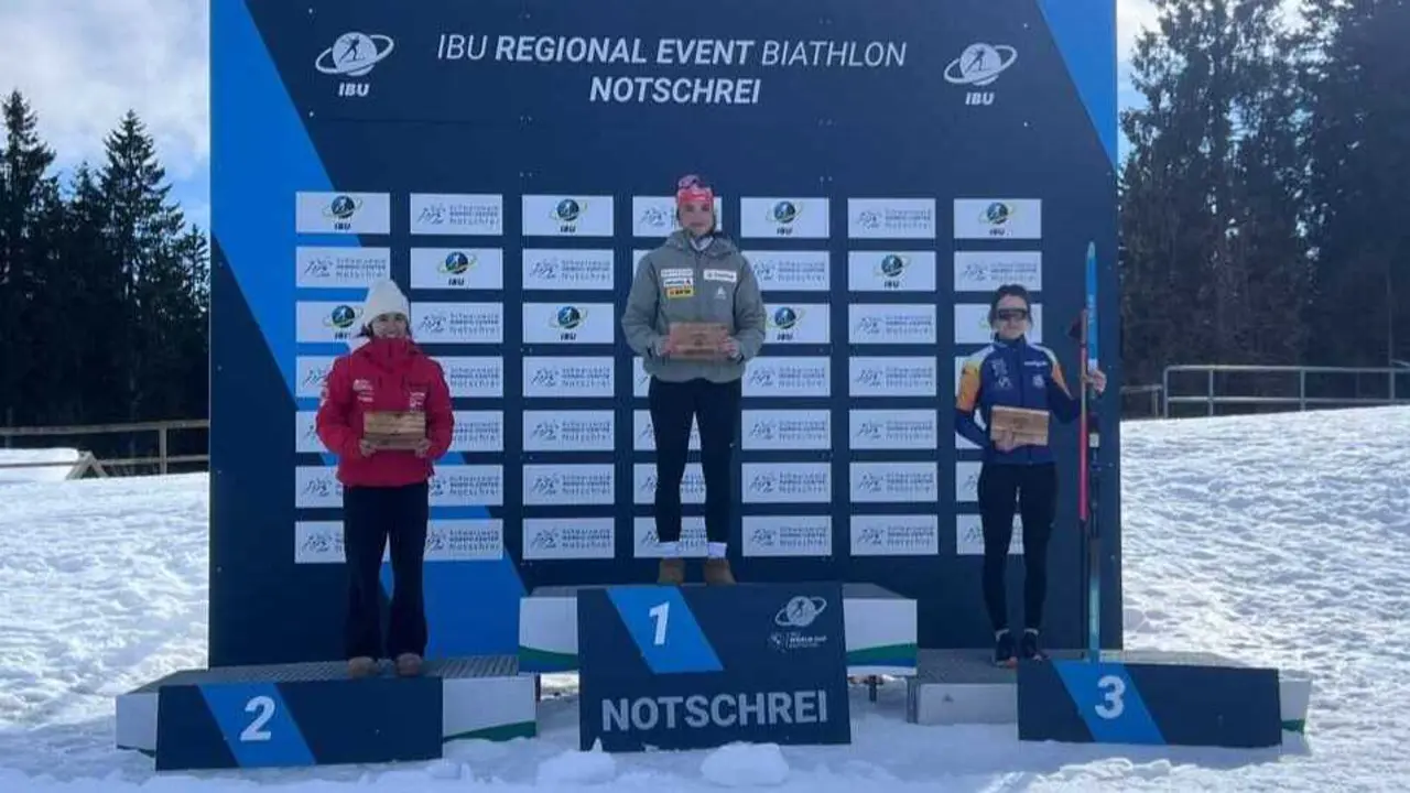 &Aacute;ngela Cajal posa en el podio orgullosa con su tercer puesto. Fotograf&iacute;a: FADI.