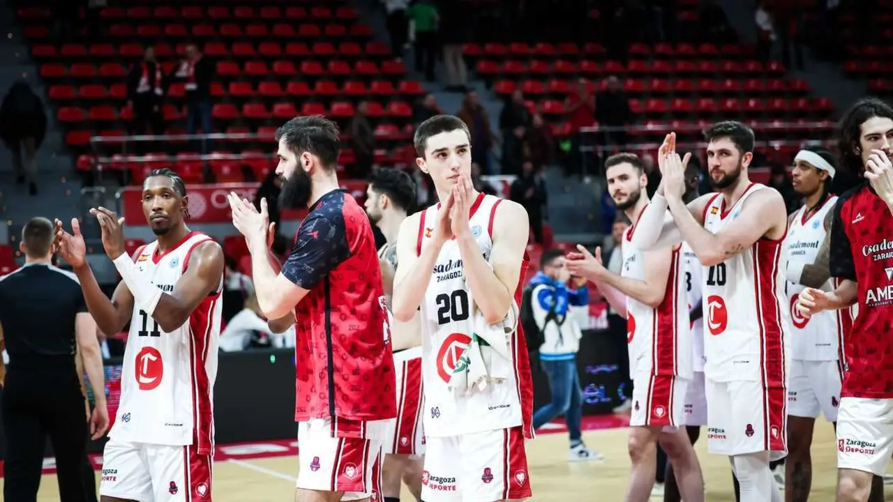 El Casademont Zaragoza, con gesto serio, se despide de su afici&oacute;n tras el duelo ante Sassari. Fotograf&iacute;a: Esther Casas / Casademont Zaragoza