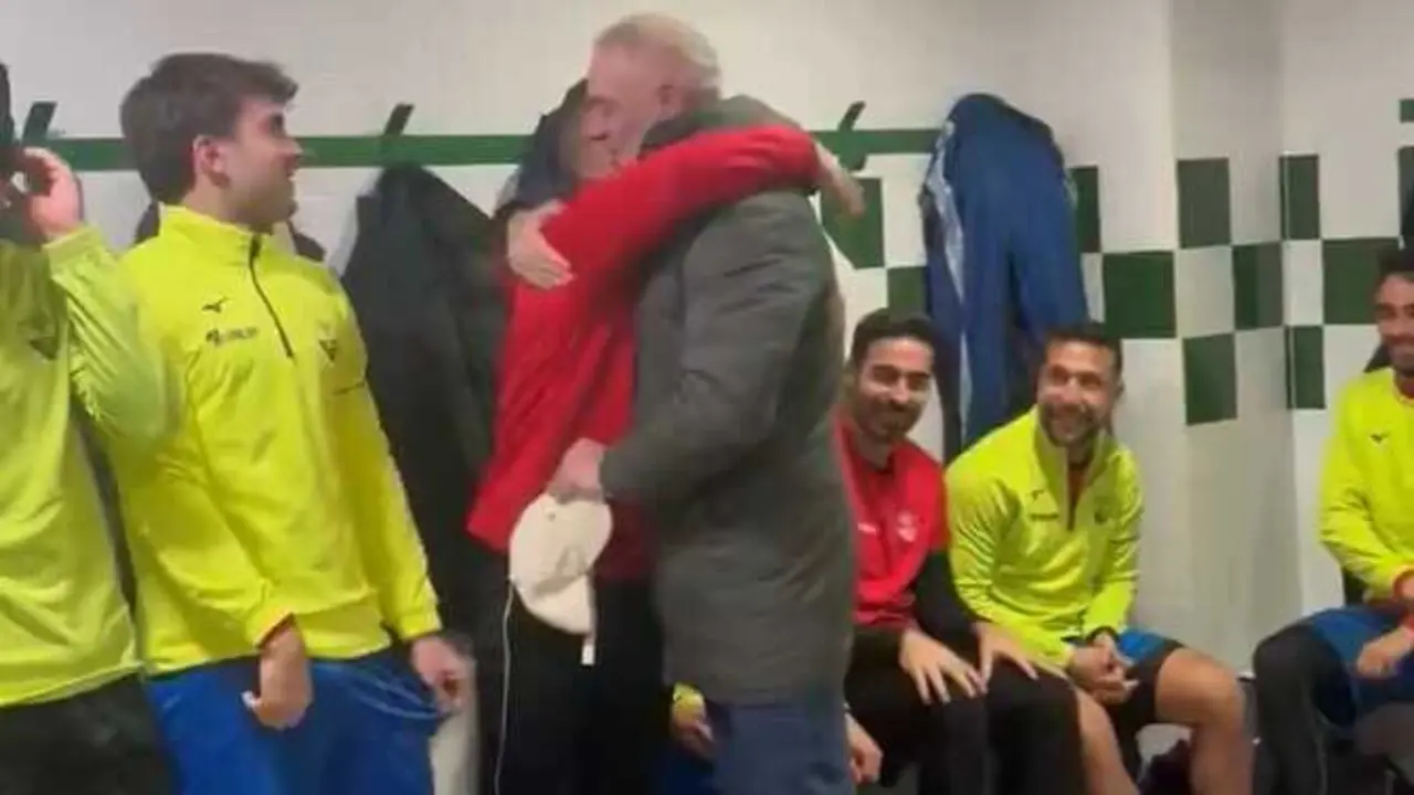 Humberto Arto, saludando uno a uno a sus jugadores con suma emoci&oacute;n. Fotograf&iacute;a extra&iacute;da de RRSS del club.