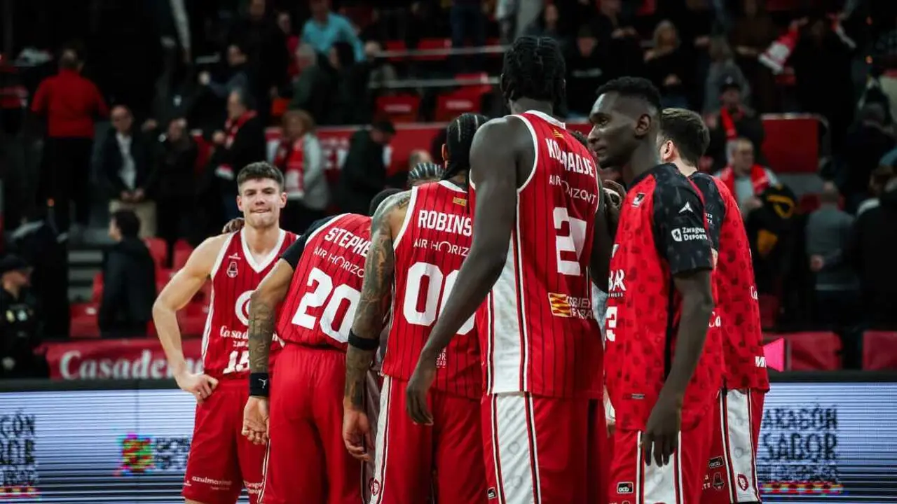 El Casademont Zaragoza, con gesto torcido, tras caer en la pasada jornada ante Bilbao Basket. Fotograf&iacute;a: Esther Casas / Casademont Zaragoza.