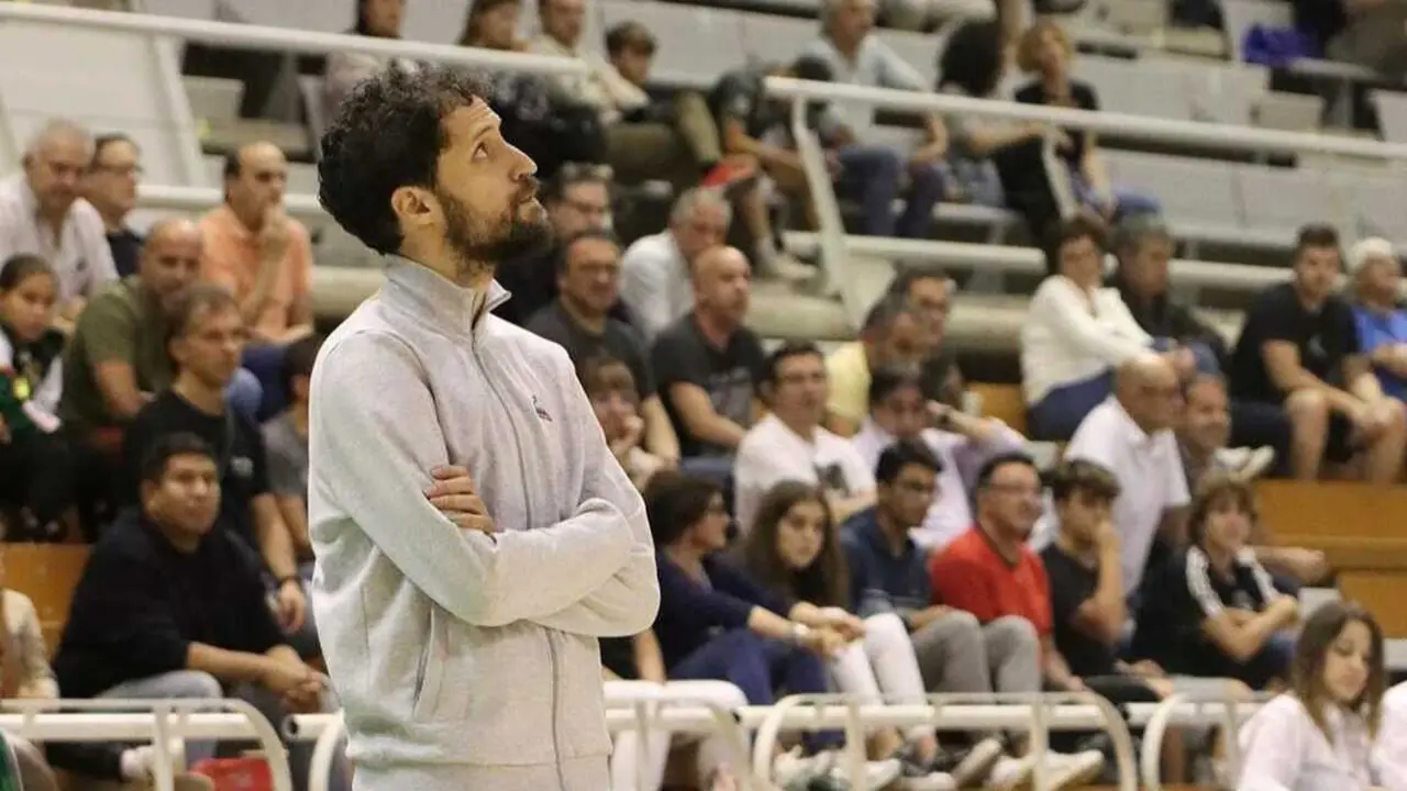 Santi Cerd&aacute;n, actual t&eacute;cnico del Lobe Huesca, durante un duelo. Fotograf&iacute;a: Lobe Huesca.