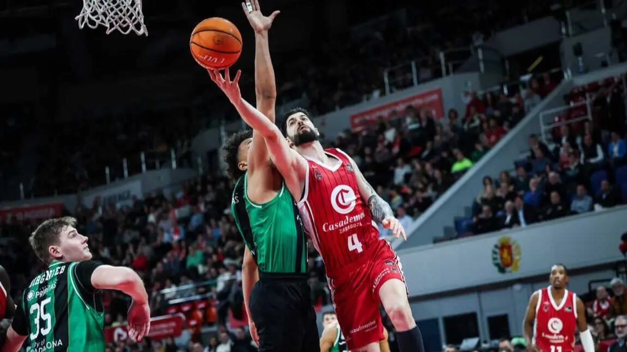 Santi Yusta pugna por un rebote ante el Joventut de Badalona. Fotograf&iacute;a: Esther Casas / Casademont Zaragoza.