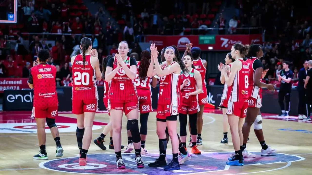 El Casademont Zaragoza tras un duelo en LF Endesa. Fotograf&iacute;a: Esther Casas / Casademont Zaragoza.