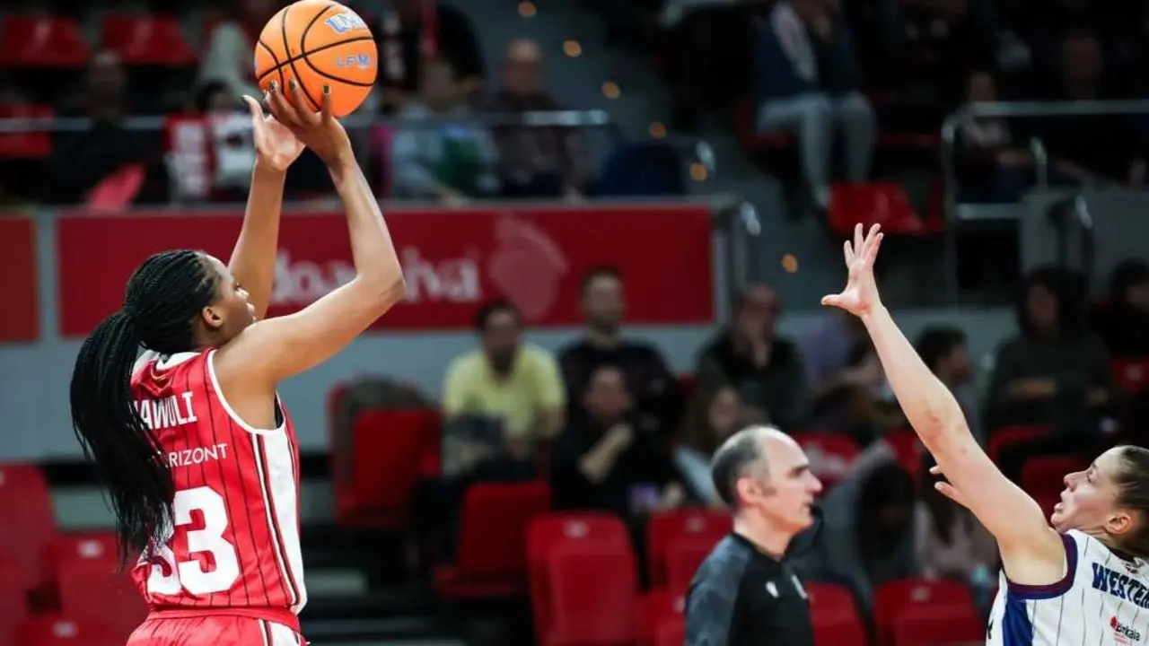 Stephanie Mawuli lanza un triple ante Gernika. Fotograf&iacute;a: Esther Casas / Casademont Zaragoza.