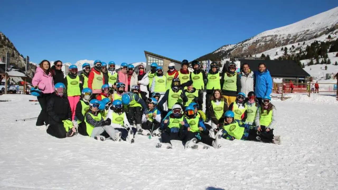 El presidente Isaac Claver con alumnos de Alcolea de Cinca. Fotograf&iacute;a: DPH.