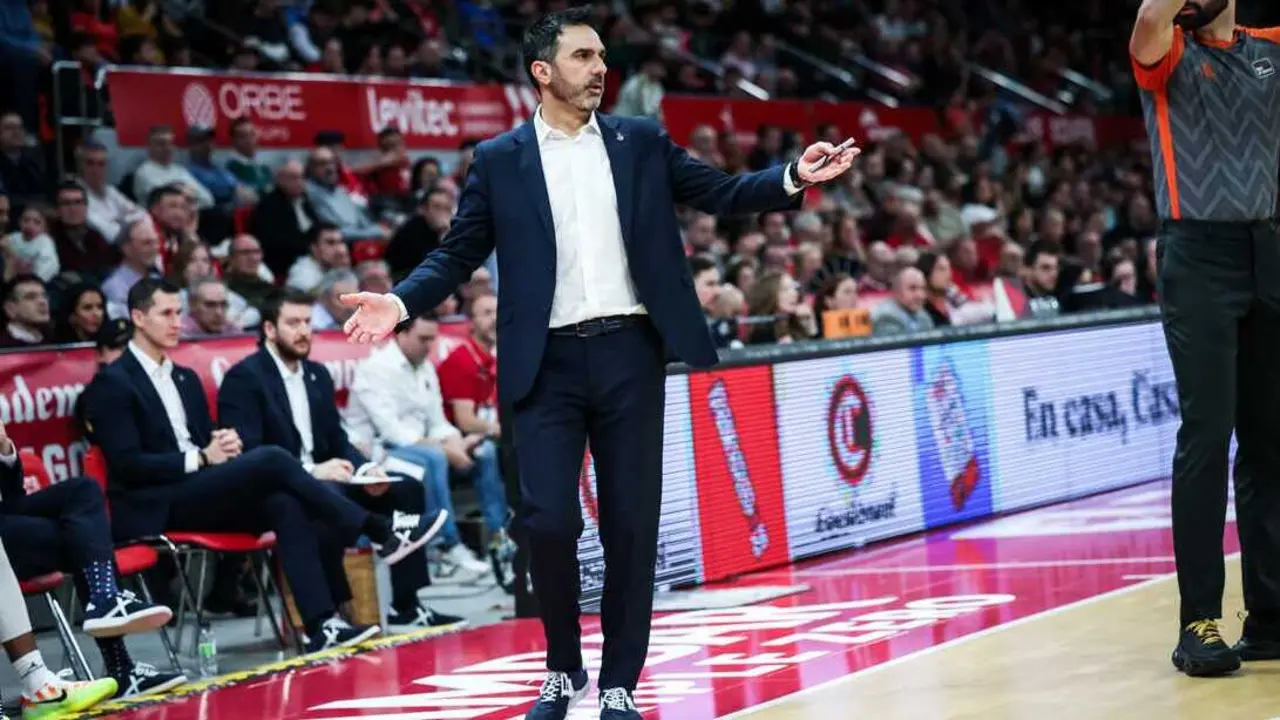 Jes&uacute;s Ram&iacute;rez, ante el Joventut de Badalona, en el que fue su &uacute;ltimo partido dirigiendo al Casademont Zaragoza. Fotograf&iacute;a: Esther Casas / Casademont Zaragoza.