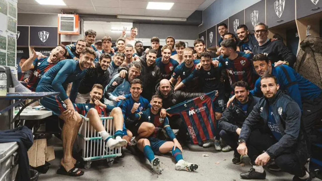 La plantilla de la SD Huesca celebra una victoria en El Alcoraz /  SD Huesca