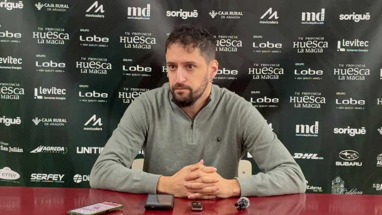 Santi Cerd&aacute;n, t&eacute;cnico del Lobe Huesca, durante una rueda de prensa. Fotograf&iacute;a: Lobe Huesca.