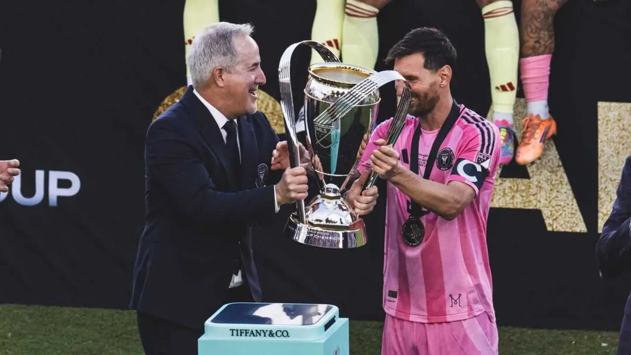 Jorge Mas junto a Leo Messi levantando el t&iacute;tulo de liga