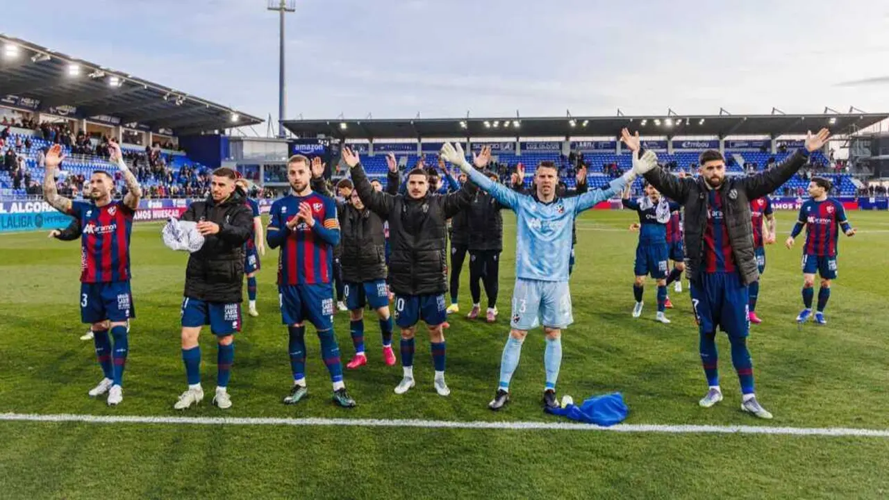 La plantilla azulgrana celebra una victoria sobre el c&eacute;sped / SD Huesca