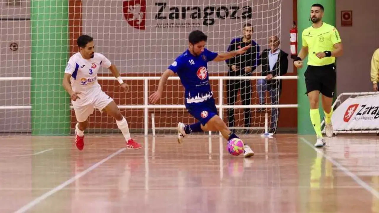 Jorge Tabuenca conduce un bal&oacute;n en el duelo de ida. Fotograf&iacute;a: Entrerr&iacute;os Zaragoza.