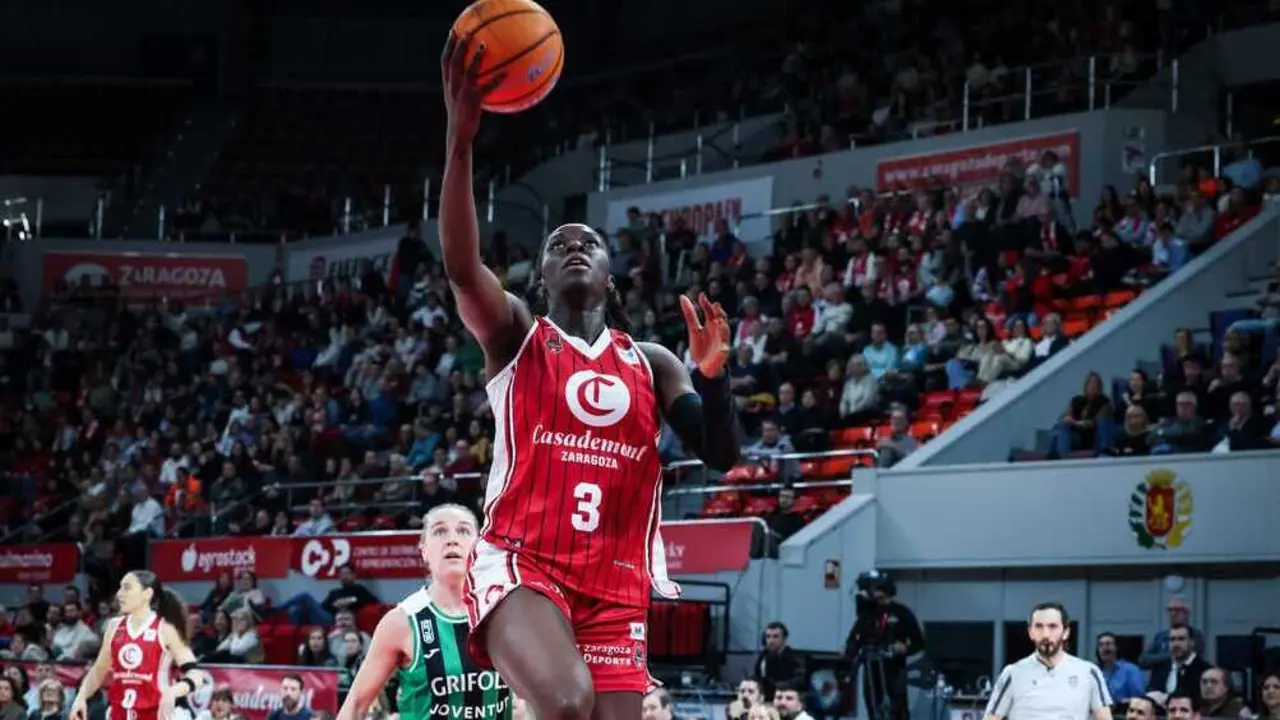 Ornella Bankol&eacute; anota una canasta ante Joventut de Badalona. Fotograf&iacute;a: Esther Casas / Casademont Zaragoza.