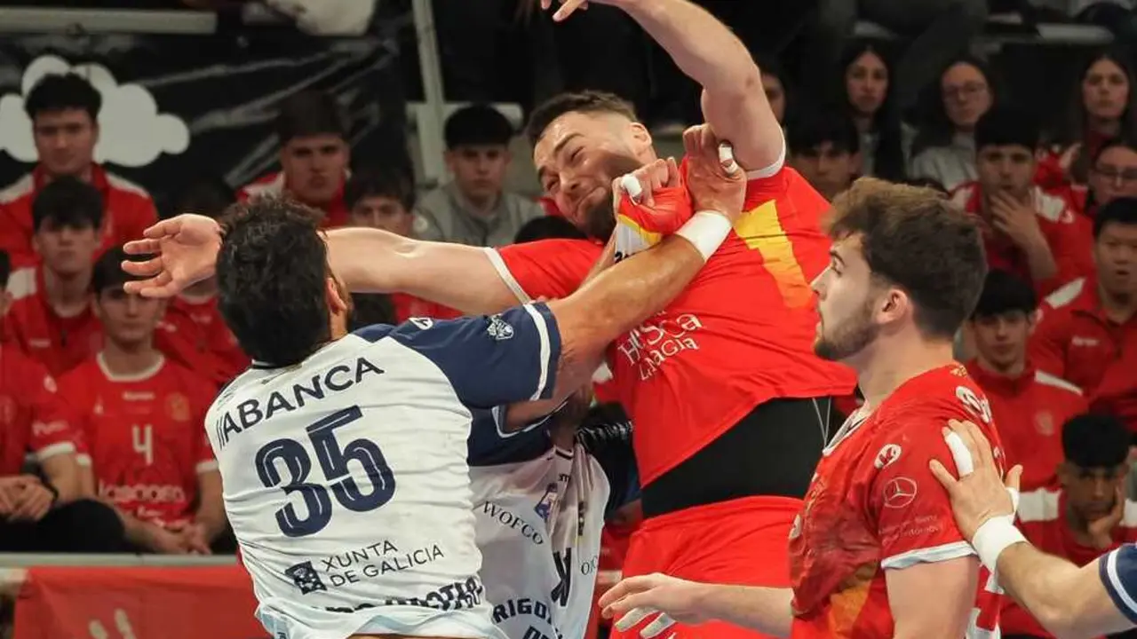 Meris, interceptado por la defensa del Cangas con el pivote del Bada Artur Parera a su lado. Foto: C.Pascual