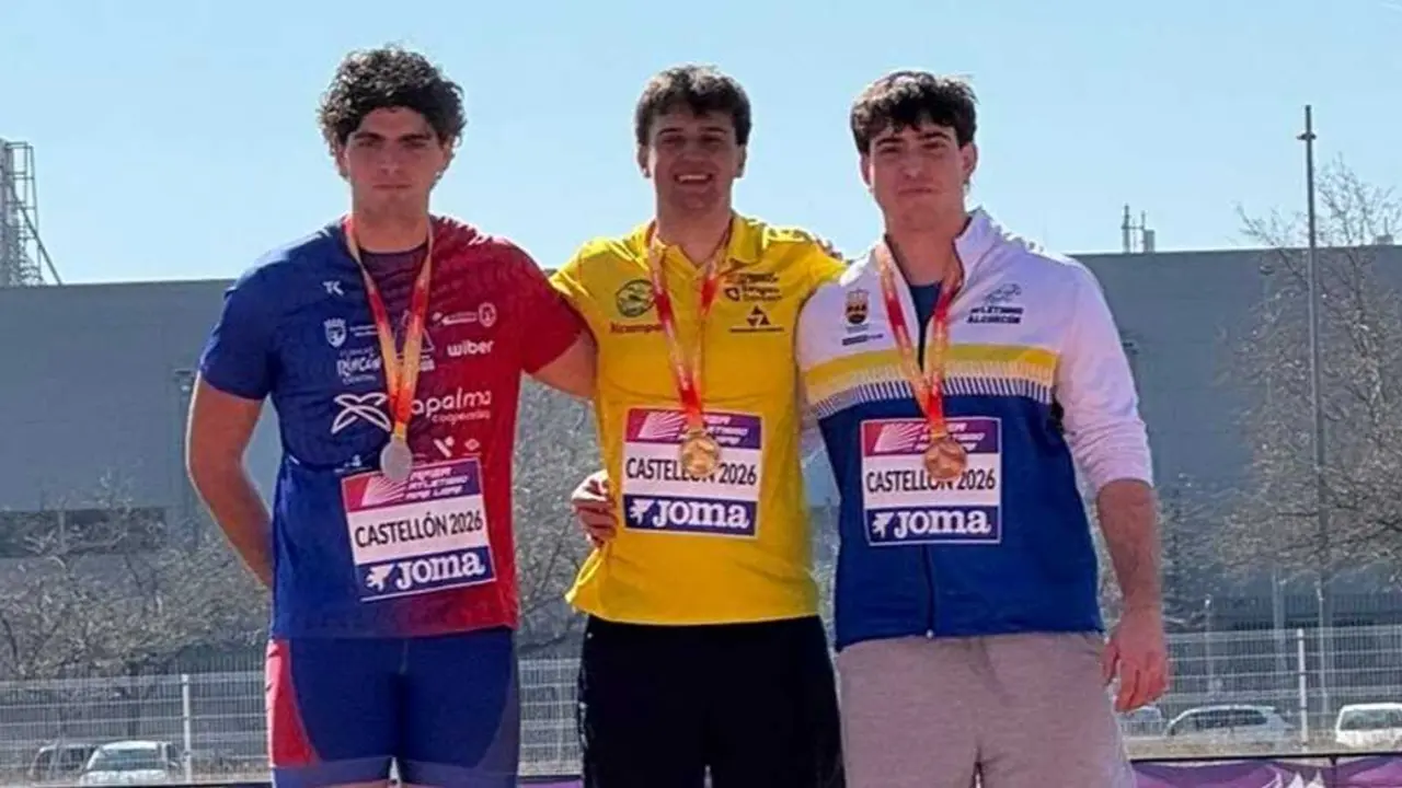 Javier D&iacute;az, en el podio, tras alzarse con la medalla de oro en martillo con un lanzamiento de 56.01 metros. Fotograf&iacute;a: ALCAMPO-Scorpio71.