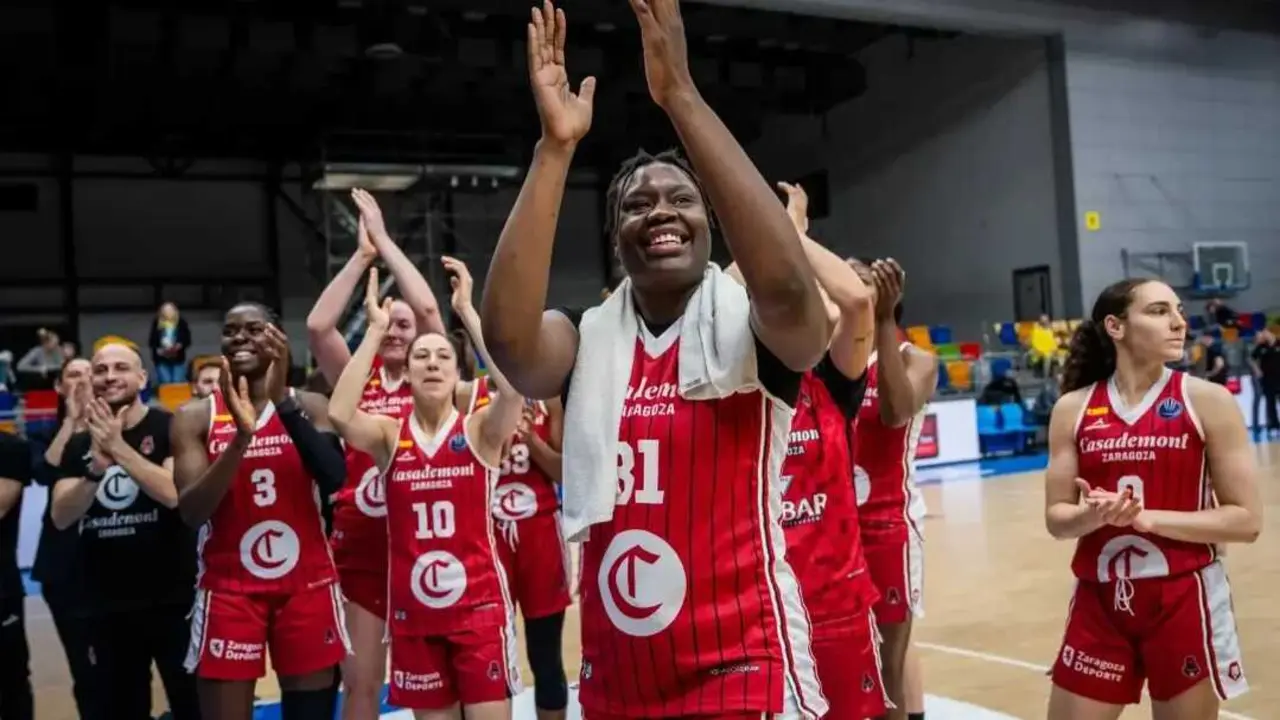 El Casademont Zaragoza festejando el triunfo ante el USK Praga. Fotograf&iacute;a: FIBA.