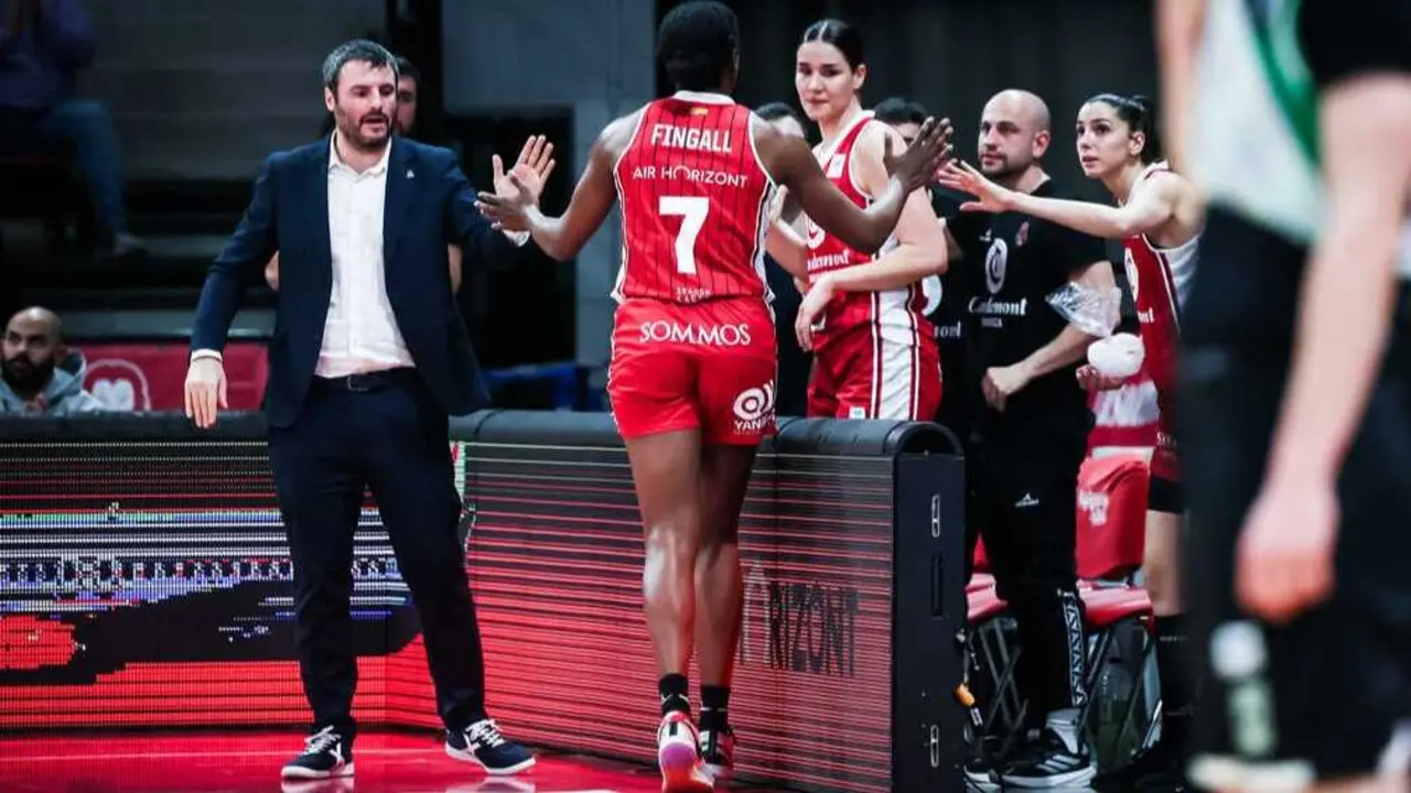 Carlos Cantero, felicitando a Nadia Fingall tras cambiarla ante Joventut. Fotograf&iacute;a: Esther Casas / Casademont Zaragoza.