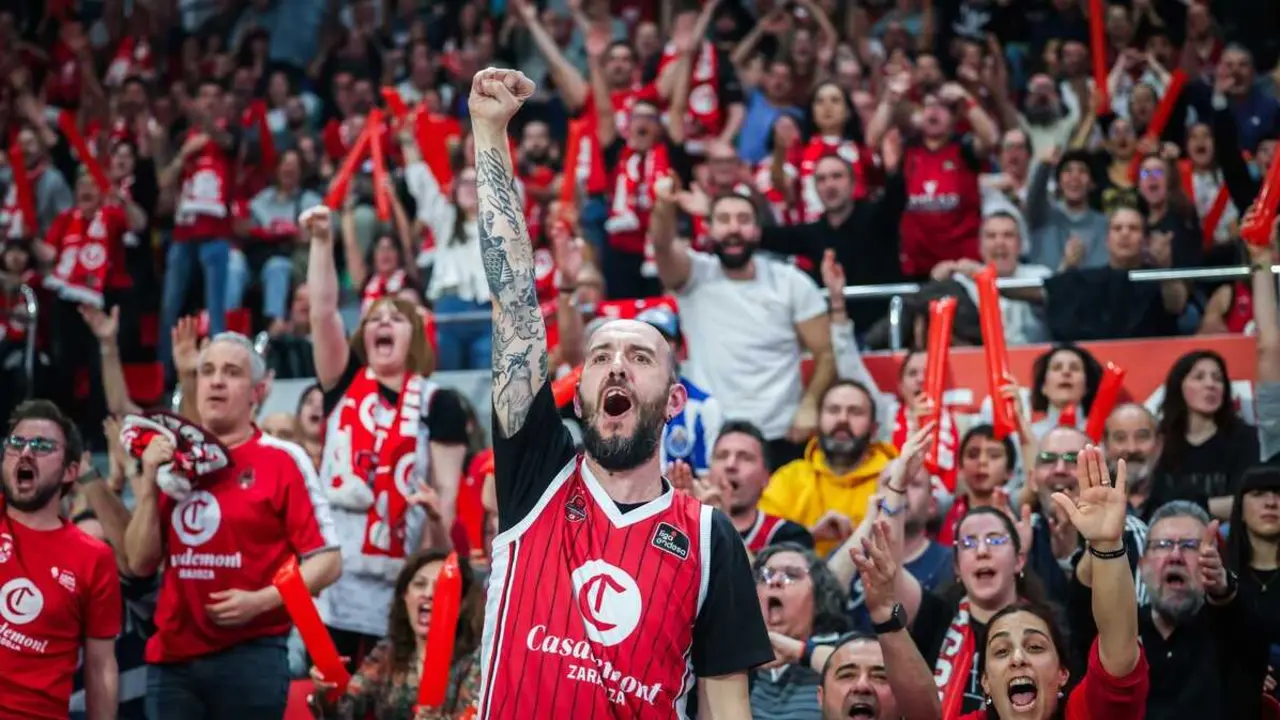 La Marea Roja celebrando una canasta este pasado mi&eacute;rcoles ante Praga. Fotograf&iacute;a: Esther Casas / Casademont Zaragoza.