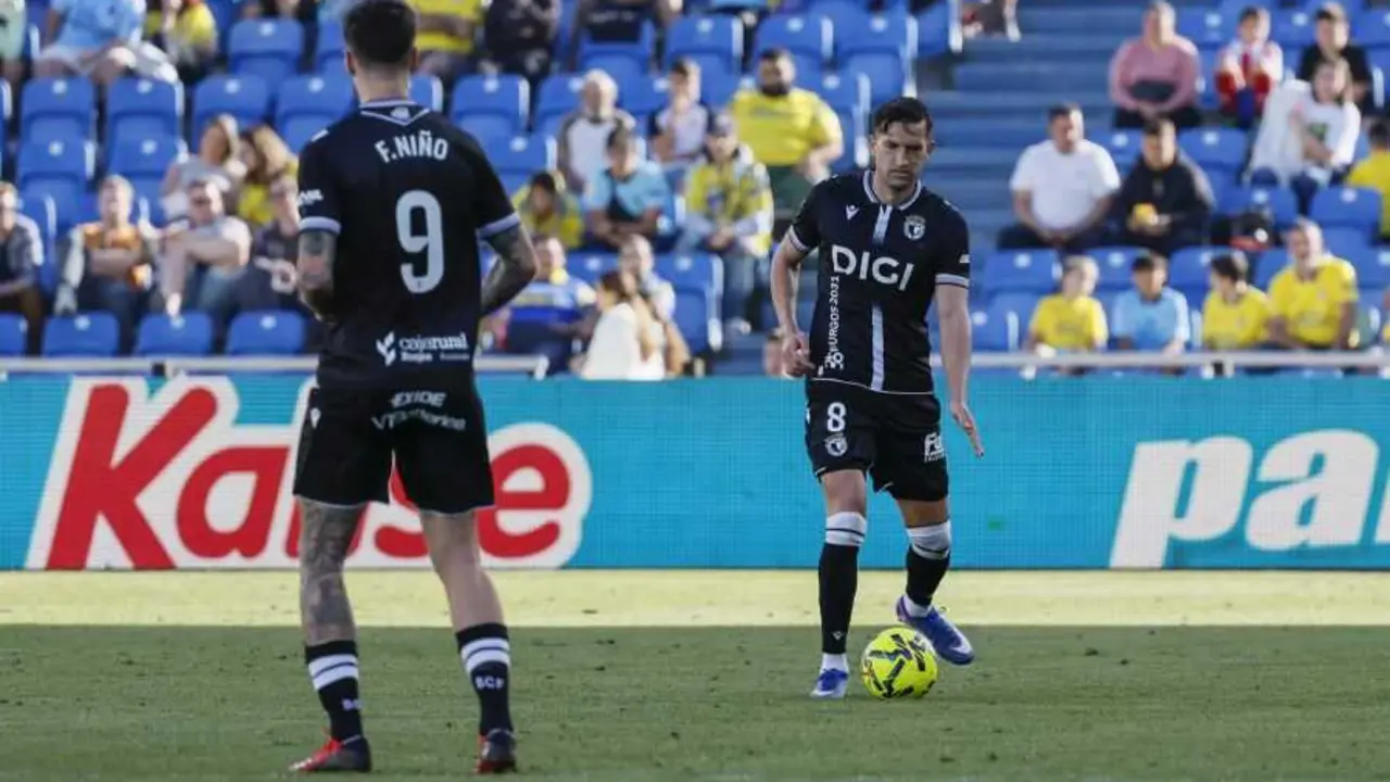 Grego Sierra con el bal&oacute;n en un partido con el Burgos / LaLiga