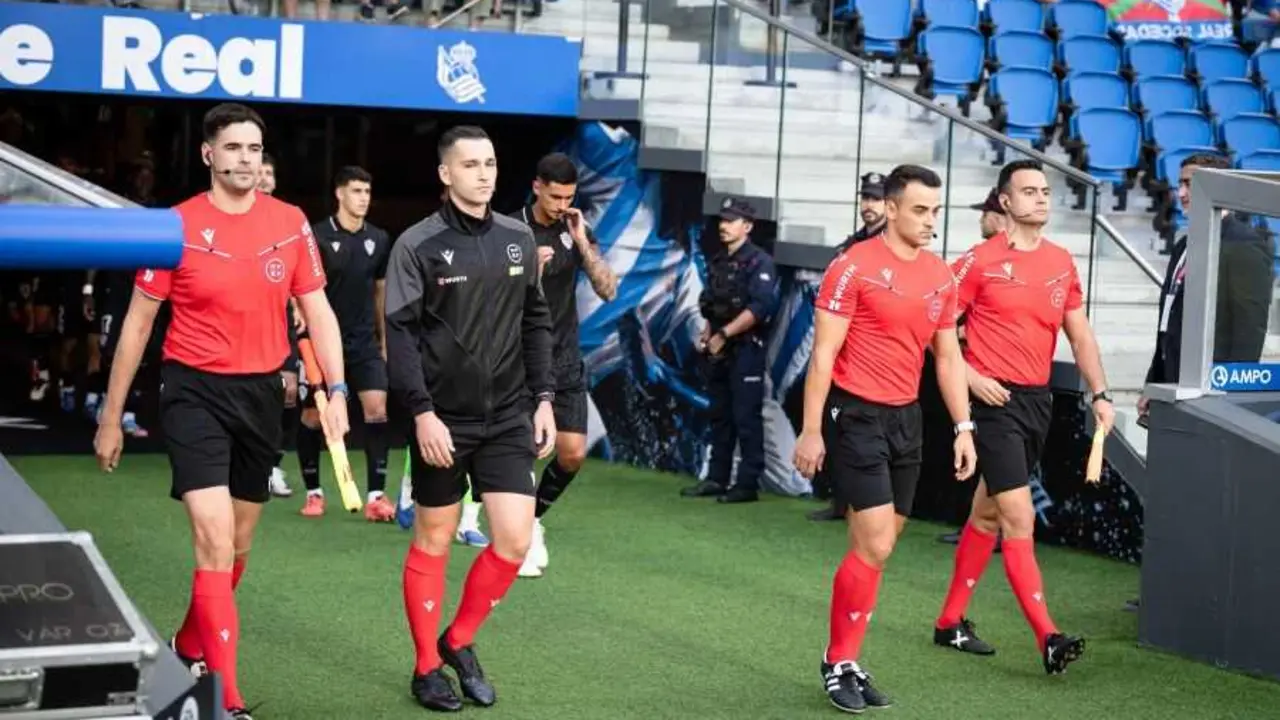 Alejandro Morilla Turri&oacute;n junto a sus asistentes / LaLiga